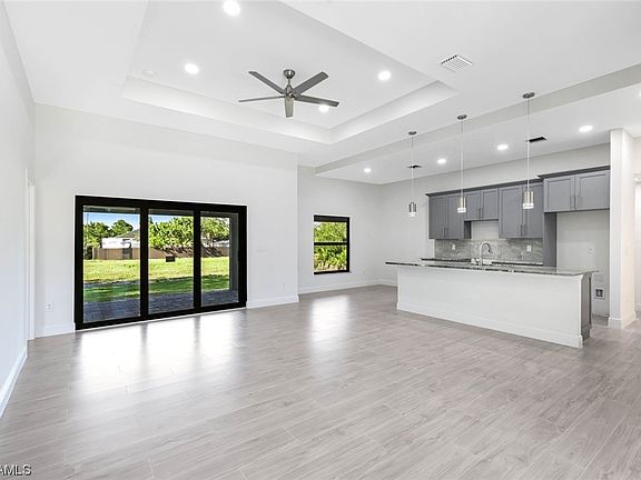 3rd image of 2712 Helen Pl