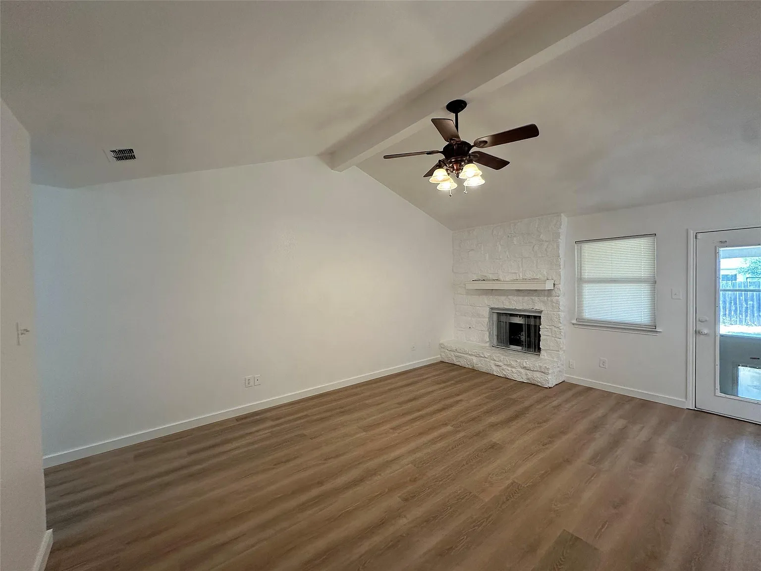 4 bed, 2.0 bath, 1434 sqft, $1,900 — Photo 2