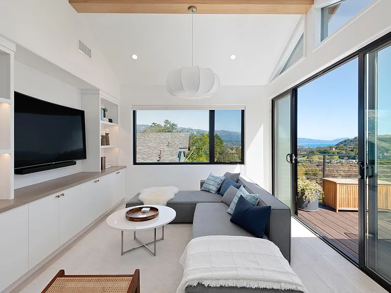 1415 La Cima Rd #B — Photo 7