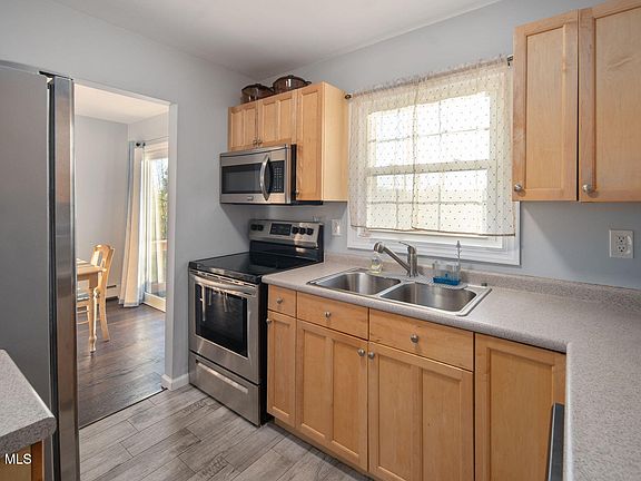 4th image of 6 Silverberry Place