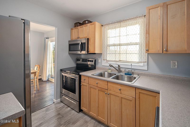 4th image of 6 Silverberry Place