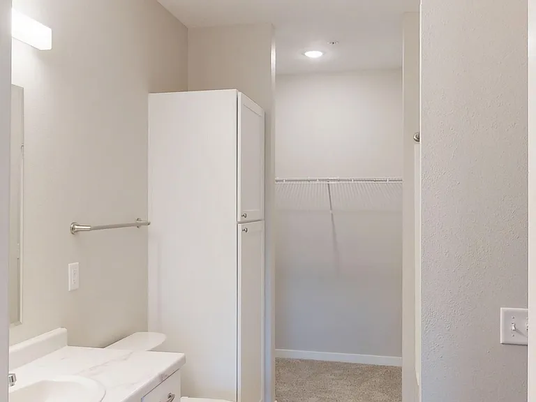 South Pointe Apartments — Photo 35