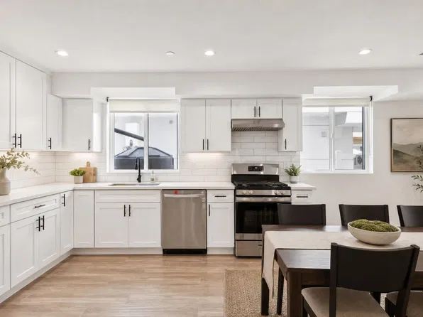 1326 W 35th Pl - Student Housing
