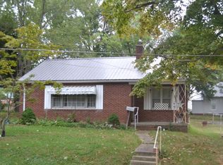 210 N 6th St, Albion, IL 62806
