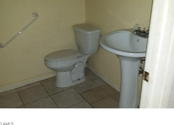 2nd image of 990 Jasmine St