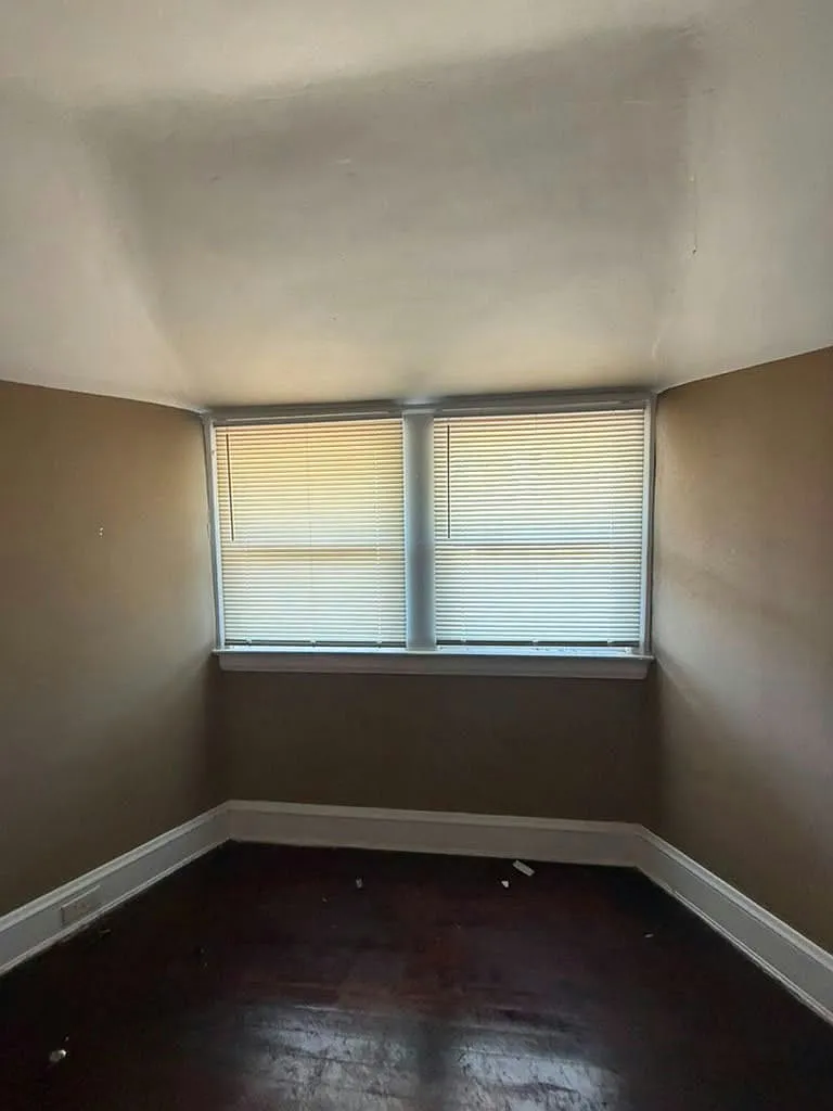 4 bed, 2422 sqft, $1,400 — Photo 2