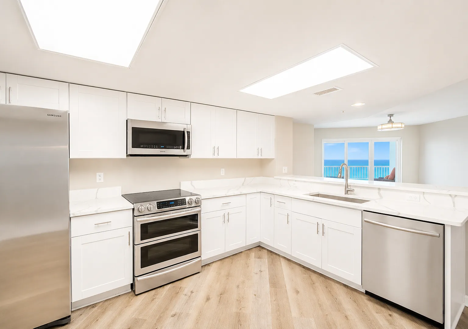 Elegance and Beachfront Condo Living — Photo 2