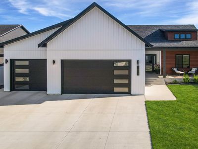 1608 Woodlands Way SE, Minot, ND, 58701