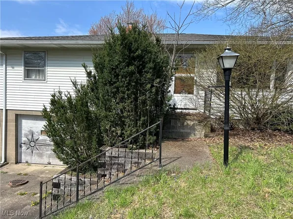 1716 Betz Dr, Akron, OH 44306
