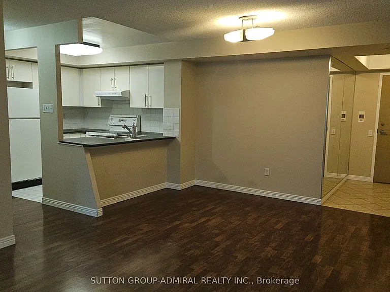 942 Yonge St #517 — Photo 10