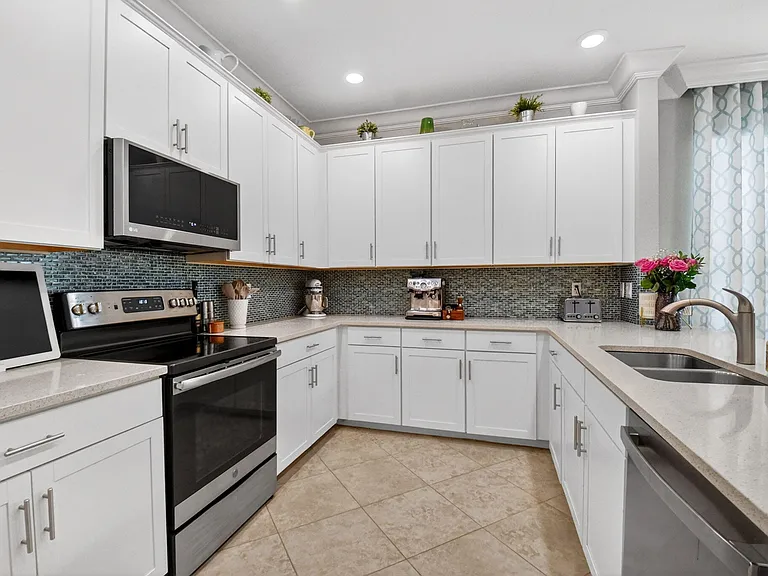9062 Gulf Cove Dr — Photo 18