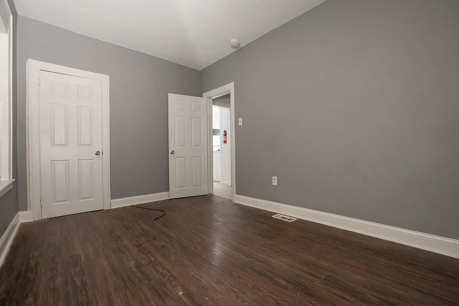 3 bed, 1000 sqft, $1,949 — Photo 4