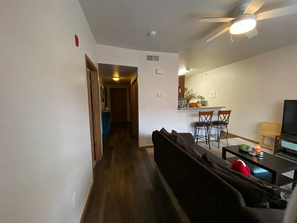 3 bed, 1000 sqft, $1,380 — Photo 2