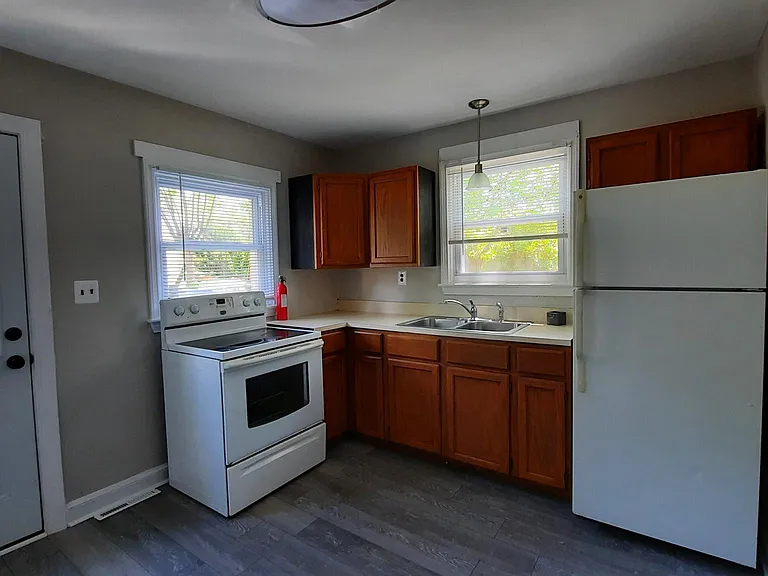 382 W 11th St — Photo 5