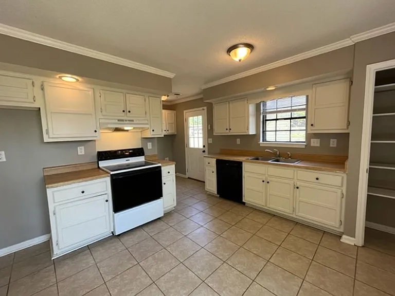 933 Woodburne Pl — Photo 2
