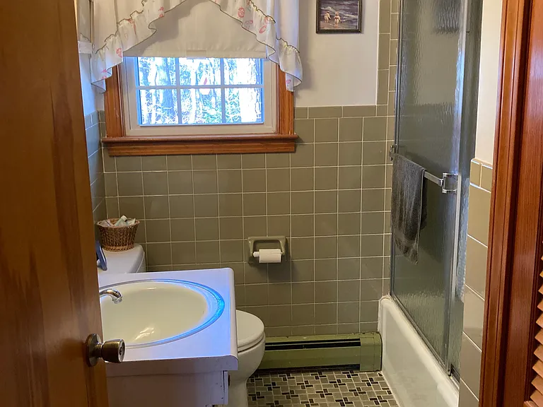 Full bathroom off main hallway area.