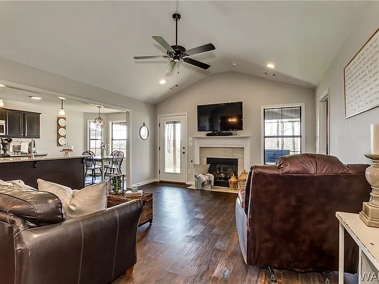 429 Barn Wood Rd — Photo 3