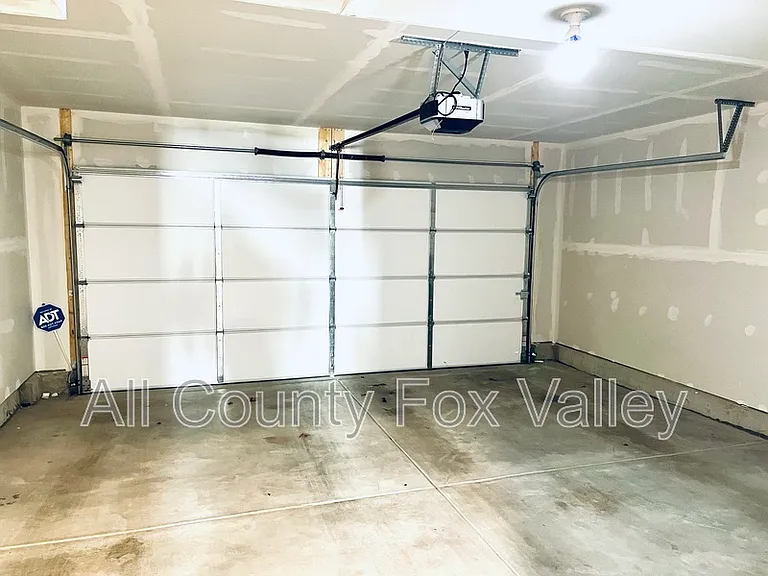 1480 Yosemite Way — Photo 17