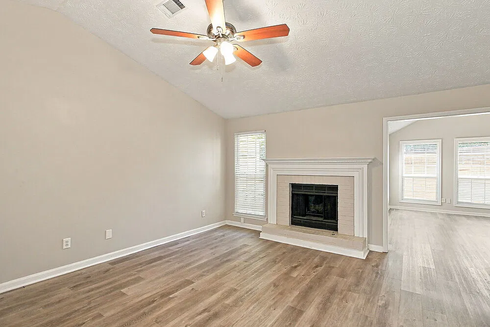 3 bed, 2.0 bath, 1483 sqft, $1,885 — Photo 4