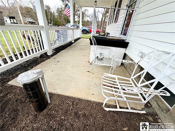 3rd image of 1489 Happy Hollow Rd