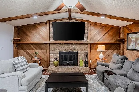 4 bed, 2370 sqft, $2,400 — Photo 3