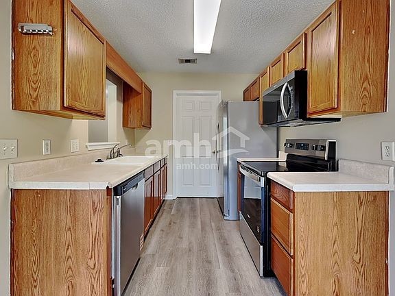 3rd image of 432 Laurel Hill Cir