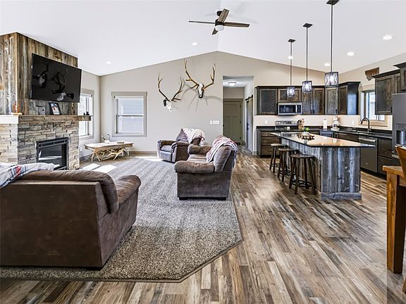 2nd image of 7 Rodeo Dr