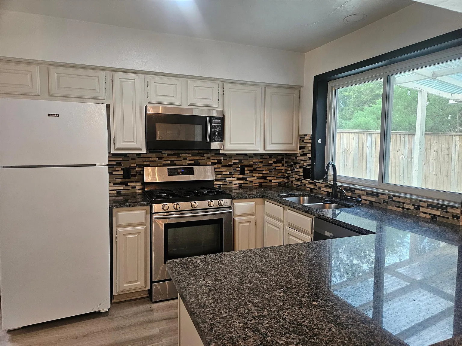 3 bed, 2.5 bath, 2145 sqft, $2,500 — Photo 3