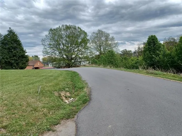 Thomas Ln, Mount Airy, NC 27030