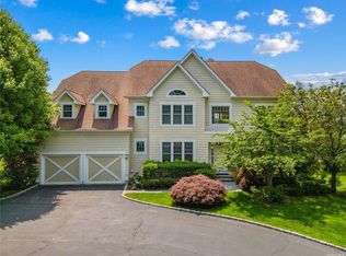 15 Pembroke Dr, Glen Cove, NY 11542
