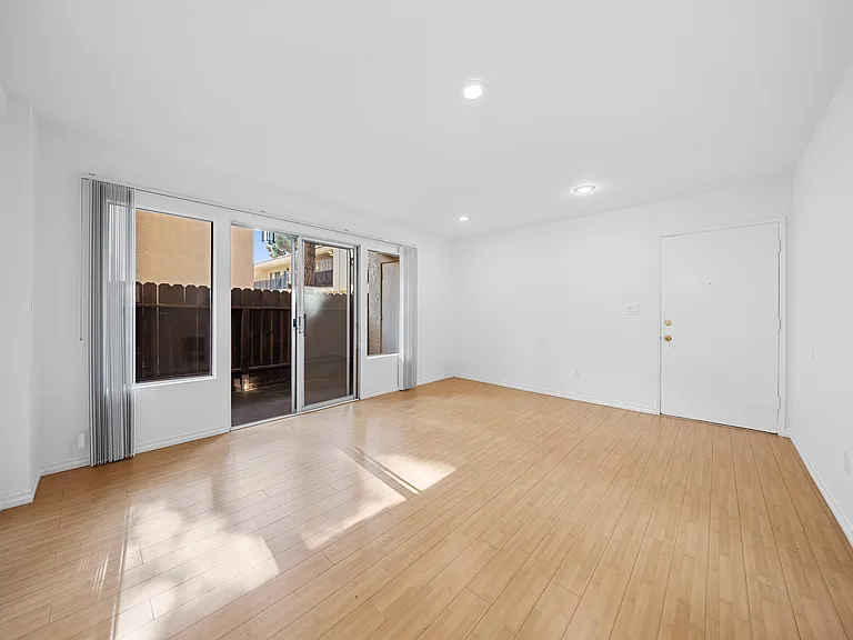 Los Patos Apartments — Photo 28