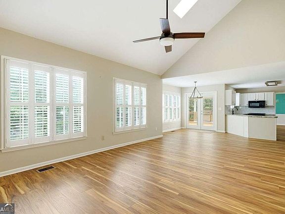 4th image of 120 N Hillbrooke Trl