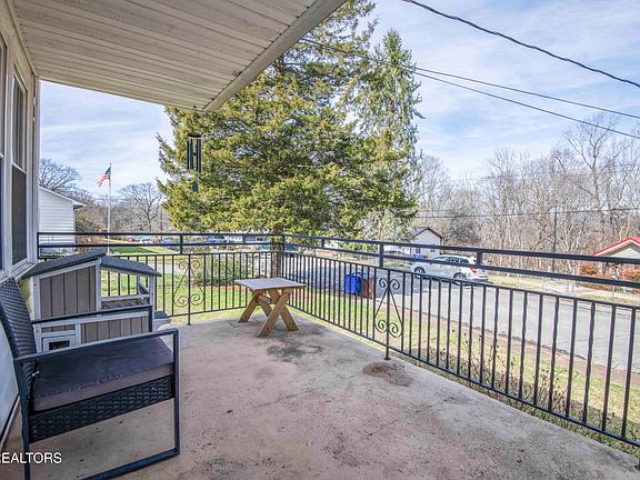 2nd image of 127 Wellington Cir