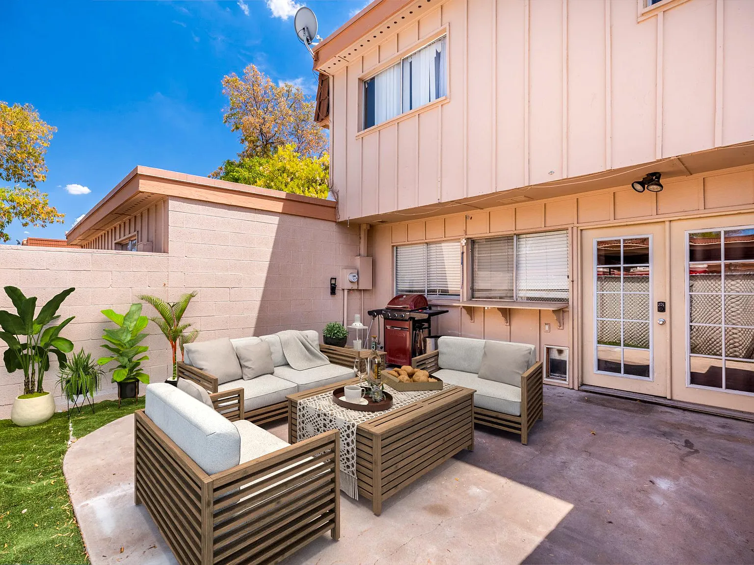1515 E Dunbar Dr — Photo 2
