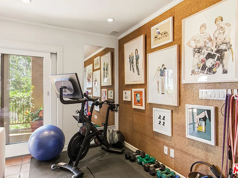 6203 Temple Hill Dr — Photo 27