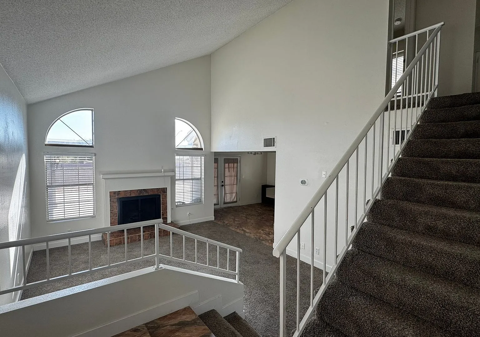 NW 2 bdrm Plus Loft 2 car garage — Photo 3
