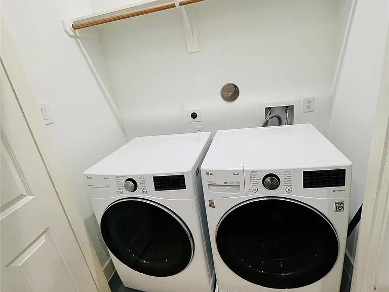 1103 W 15th 1/2 St #A — Photo 28
