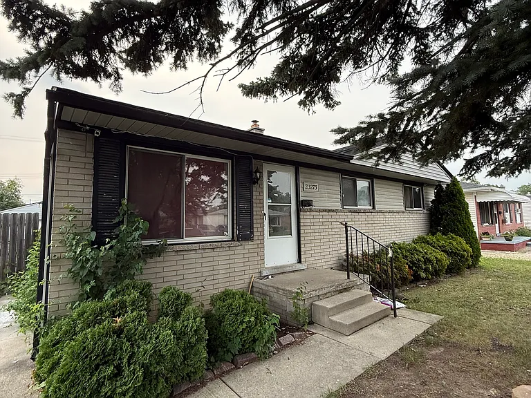 23273 Blackett Ave — Photo 11