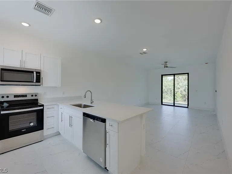 714 W 12th St — Photo 7
