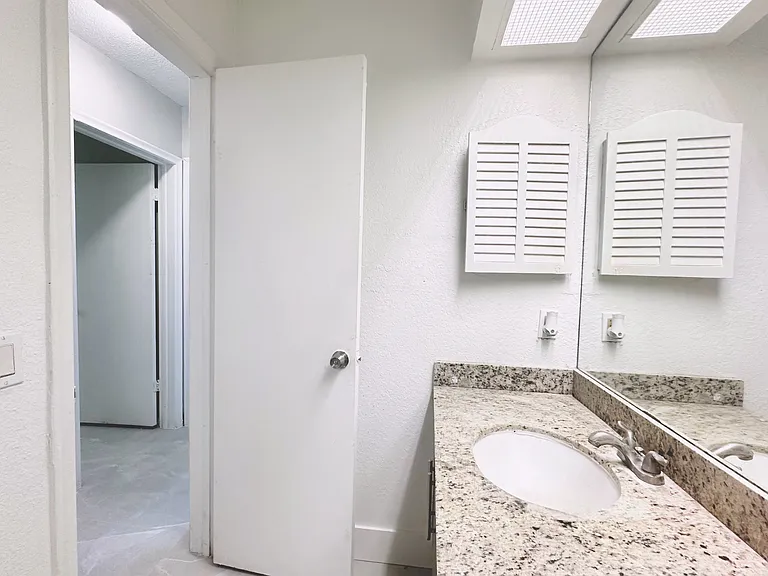 1007 W Prospect Rd — Photo 12