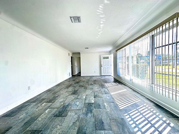 3rd image of 10 158th Ave