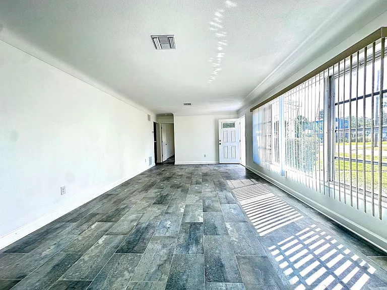 10 158th Ave — Photo 3
