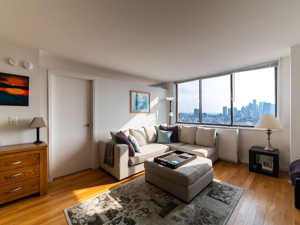 1st image of 300 Mercer St APT 33I