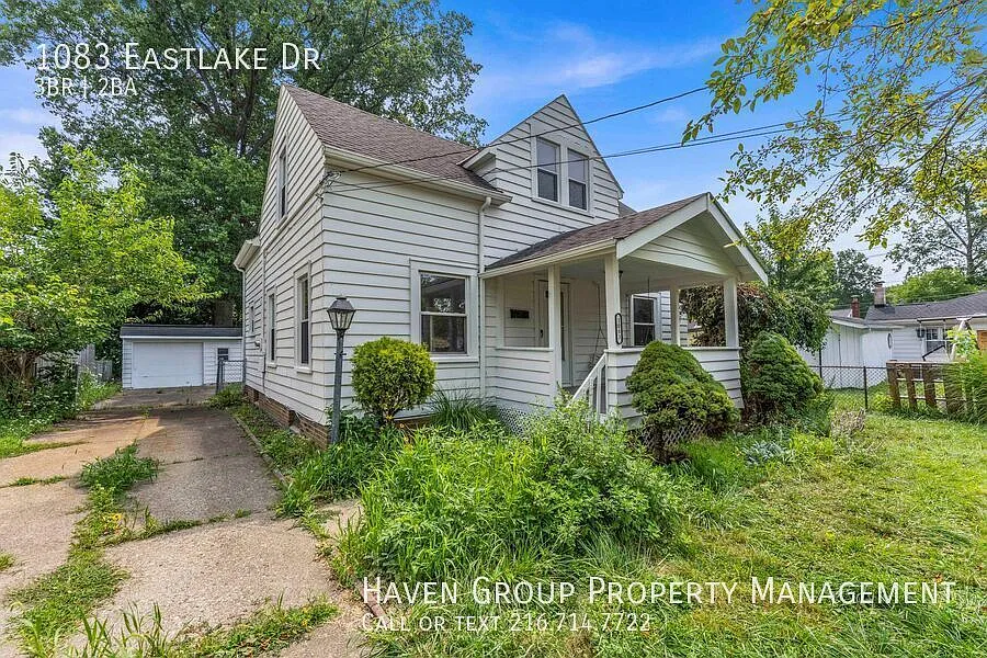 1083 Eastlake Dr, Eastlake, OH 44095 - Spacious 3-bed 1.5-bath single-family home! — Photo 2