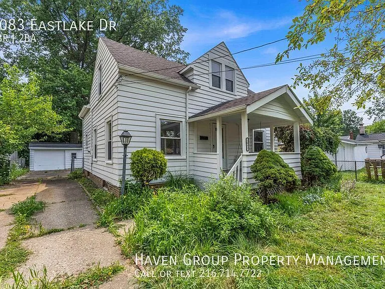 1083 Eastlake Dr — Photo 2