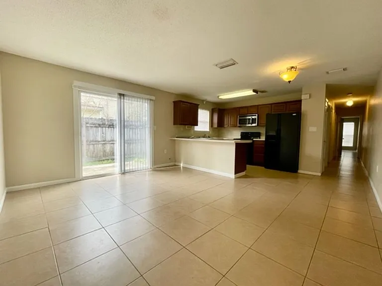611 Carnathan Ct — Photo 3