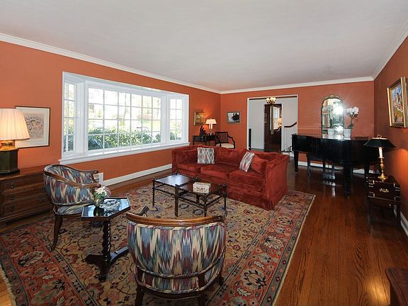 2nd image of 10 Fox Hill Ln
