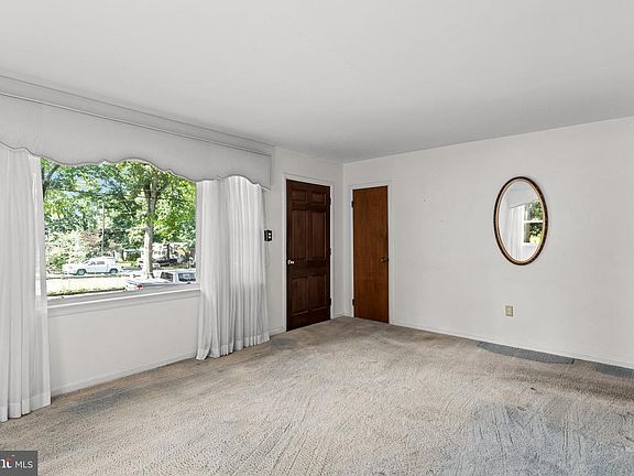 5th image of 14 Dogwood Dr