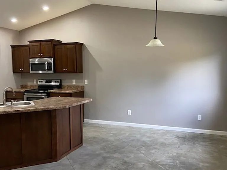 103 Baker Ln — Photo 3