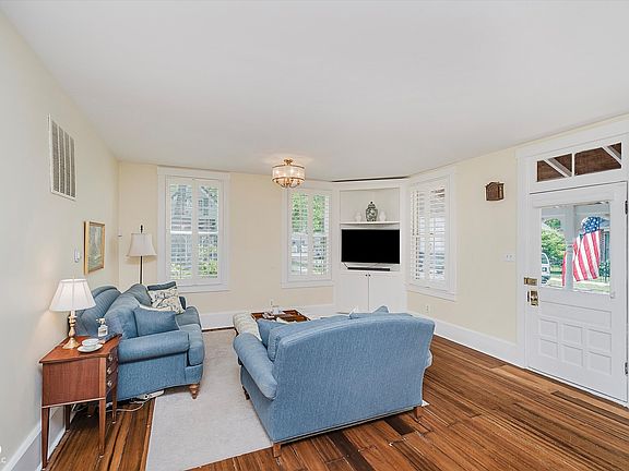 4th image of 60 E Poplar St